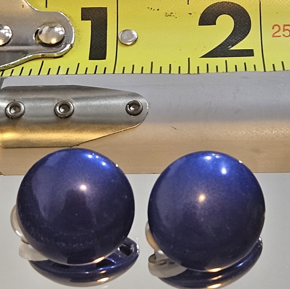 Vintage Classic Circle Clip On Earrings - Picture 2 of 5